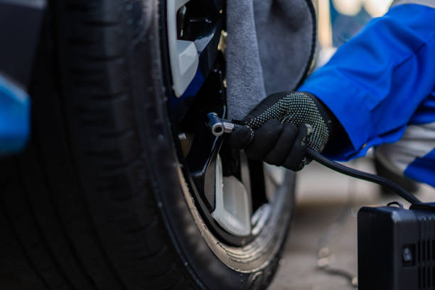 Mechanic inflates the car tire pressure 