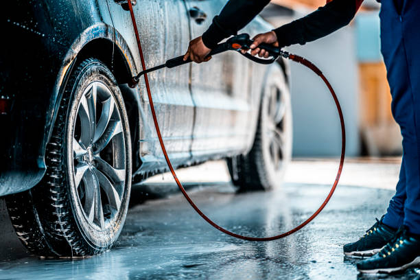 Washing wheel arch with a jet of water in a self service car wash